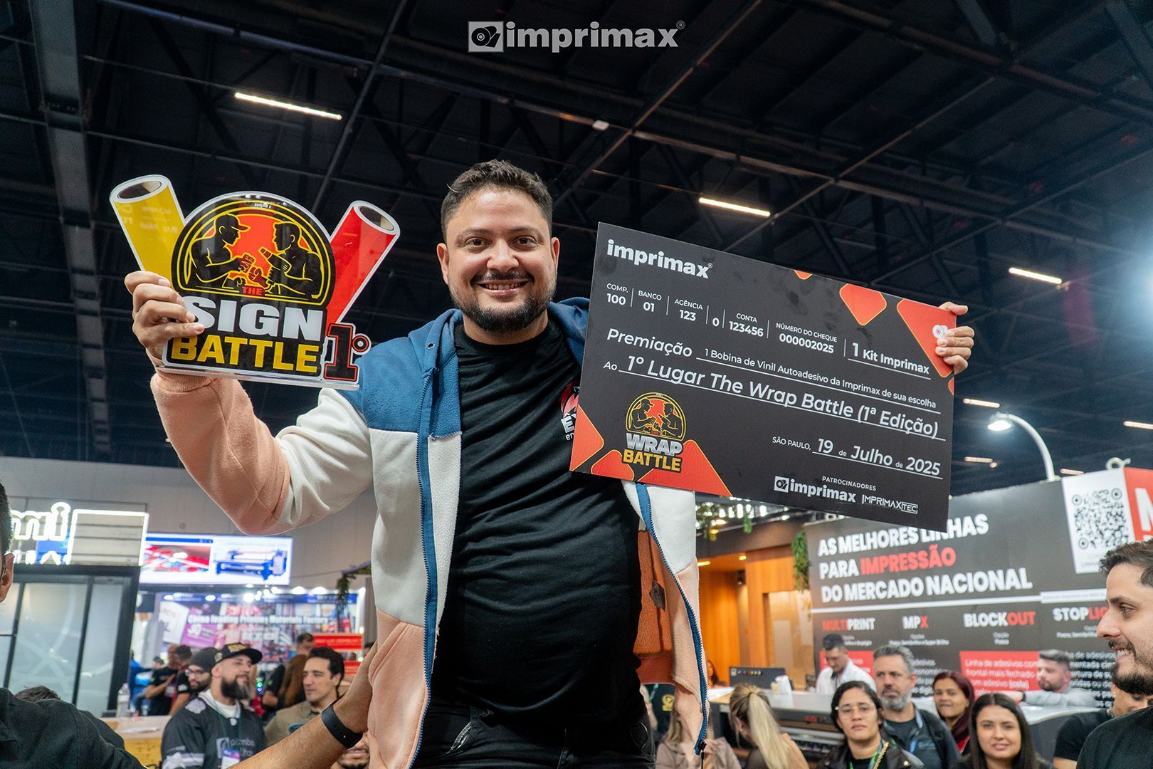 Uma pessoa sorrindo em um evento, segurando um troféu da