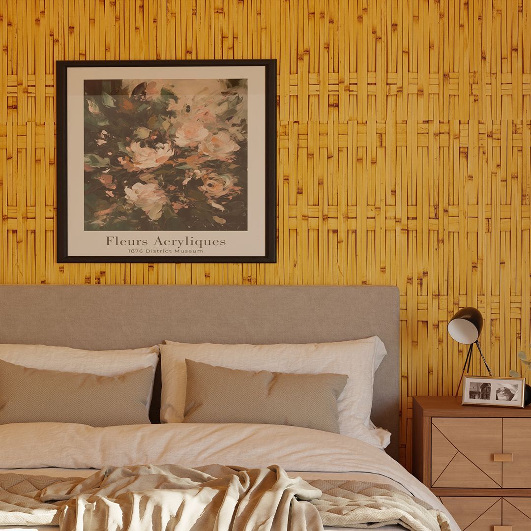 O quarto apresenta uma cama com cabeceira cinza, arte floral em uma parede com estampa de bambu e uma mesa de cabeceira de madeira com um abajur.