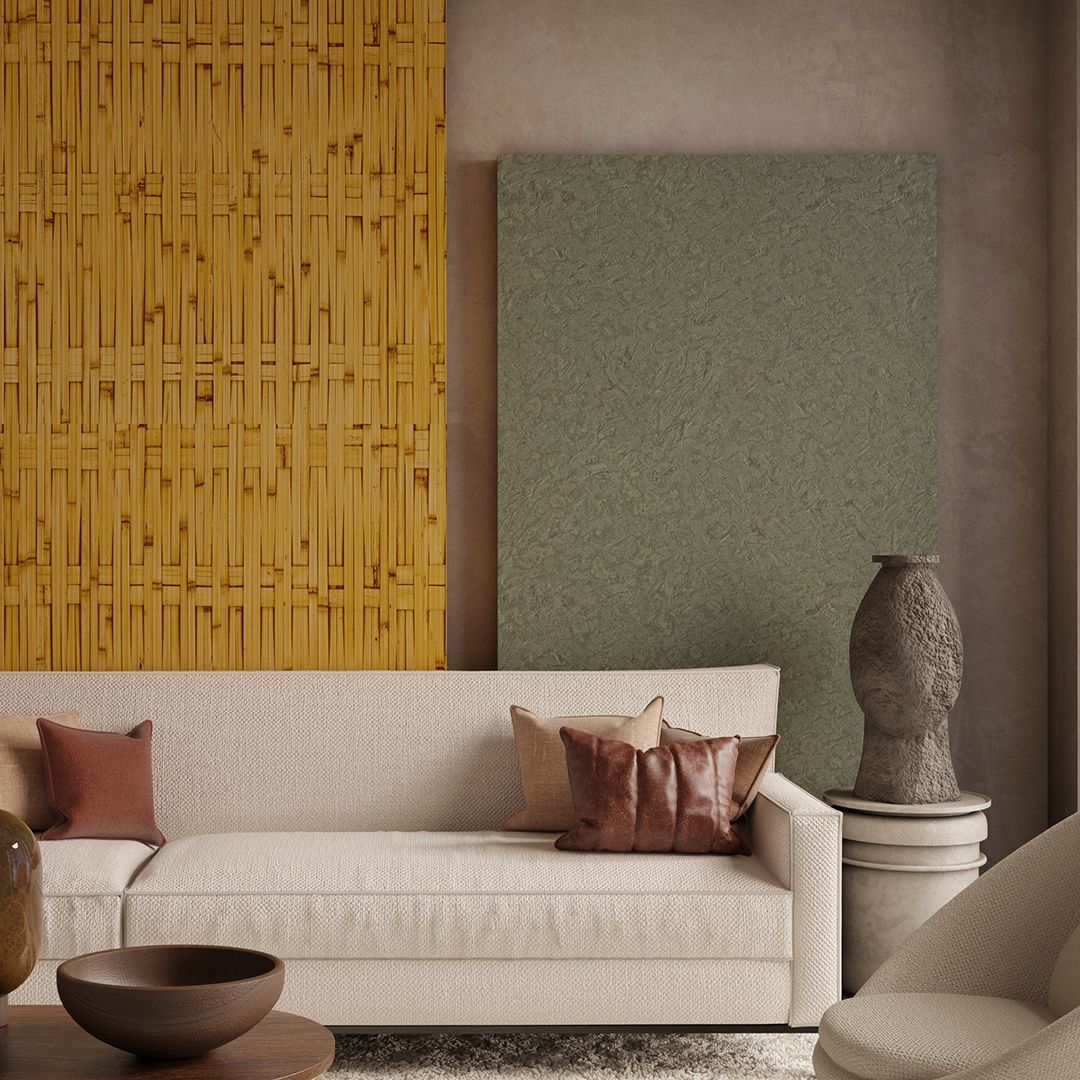 Um sofá bege fica em frente a um painel de parede texturizado amarelo e um painel com moldura cinza, complementados por almofadas e um vaso decorativo.