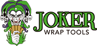 Logotipo da Joker Wrap Tools apresentando uma ilustração de um bobo da corte verde e roxo segurando cartas de baralho ao lado do texto.