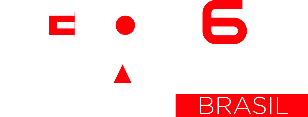 Um logotipo vermelho com formato semelhante a um quadrado, um círculo, um triângulo e o número 6, seguido por uma caixa vermelha com a inscrição
