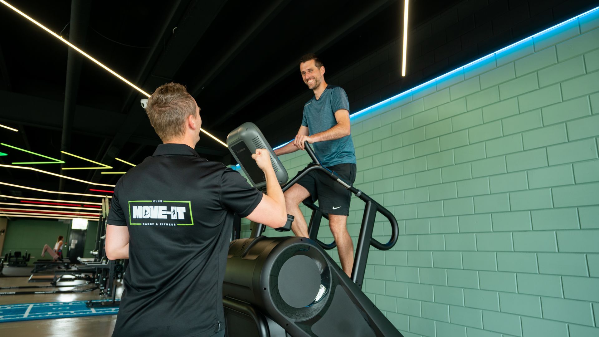 Een vrouw gebruikt een leg press-apparaat in een sportschool.