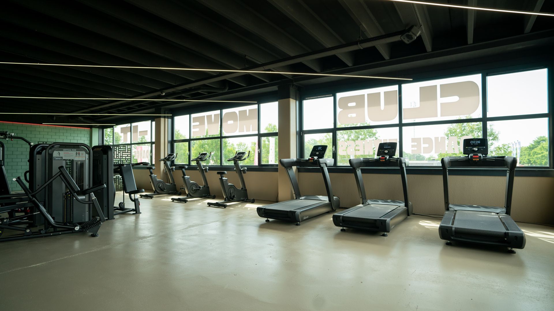 Een man rent op een loopband in een sportschool.