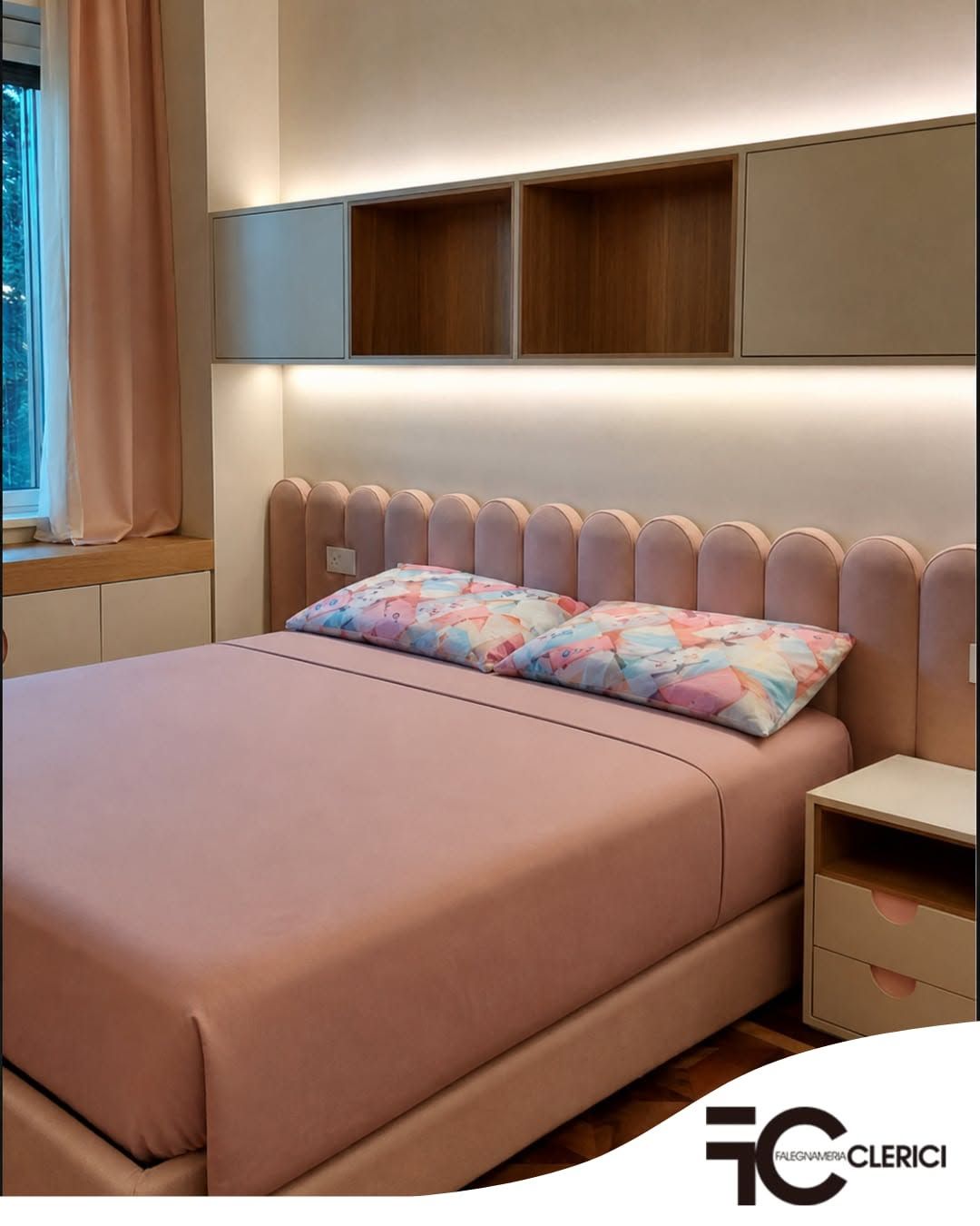 Camera da letto moderna con testiera imbottita color pastello e mensola a muro sopra il letto.