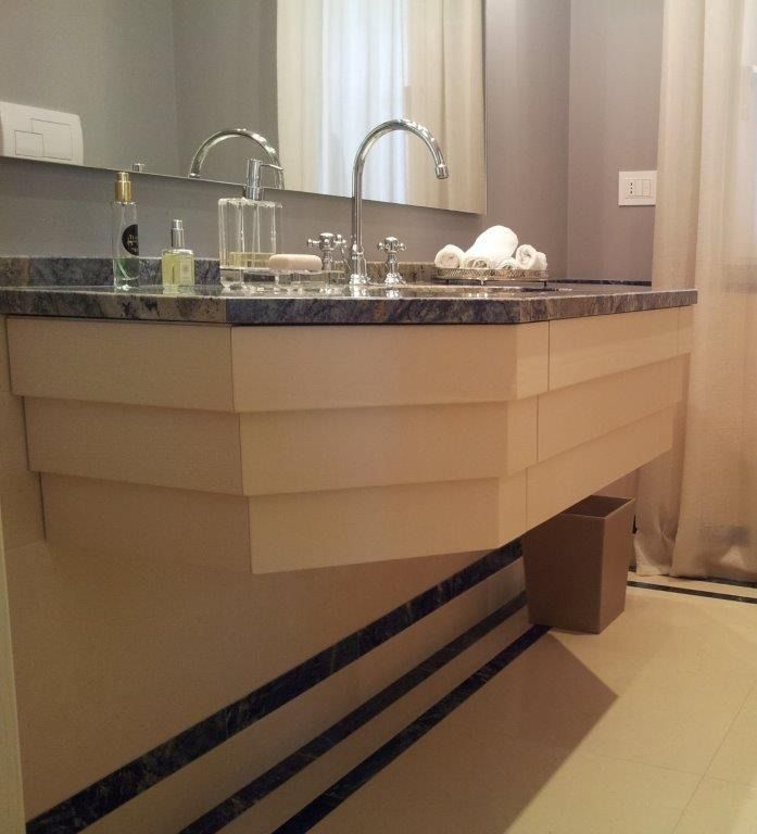 Mobile bagno moderno con doppio lavabo, rubinetteria cromata, piano in granito .