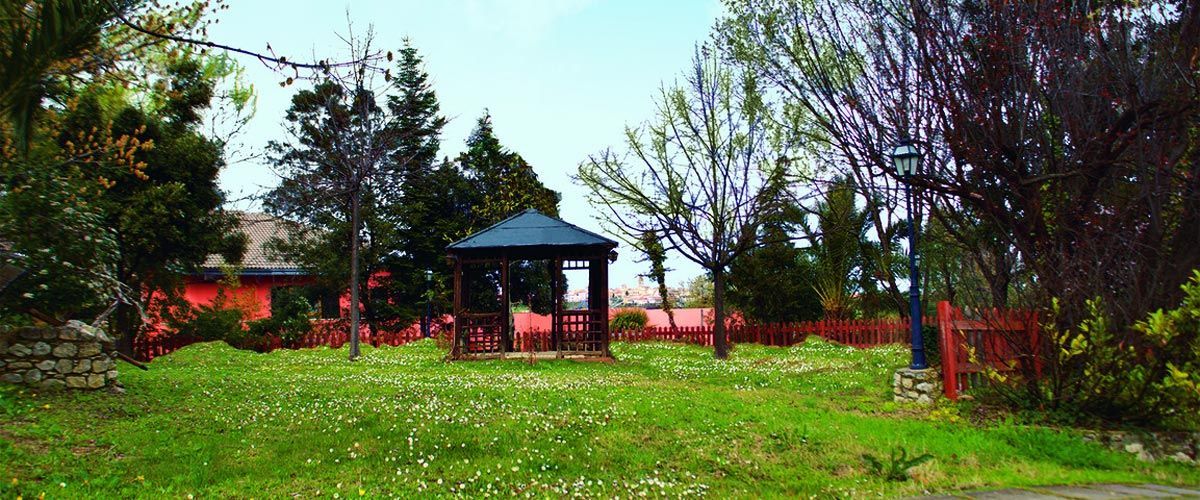 giardino esterno di Villa delle Rose, casa di riposo per anziani a Pollutri.