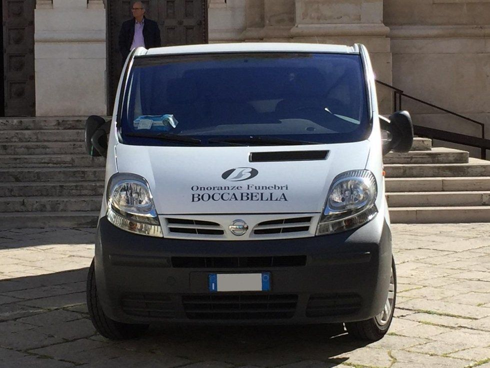 Furgone Nissan bianco con la scritta