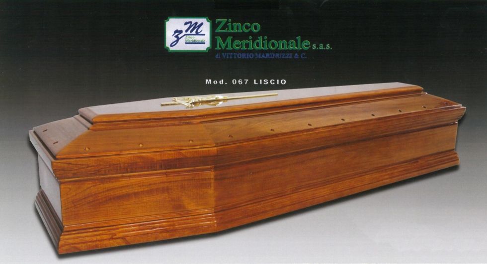 Bara di legno, marrone chiaro, con il logo aziendale sullo sfondo.