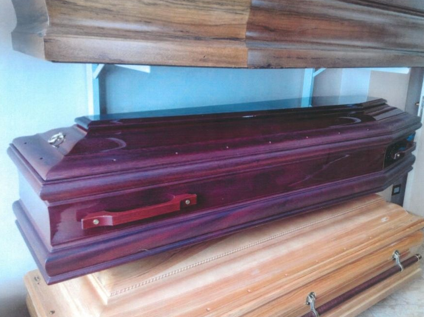 Bara di legno scuro con manici esposta sugli scaffali.