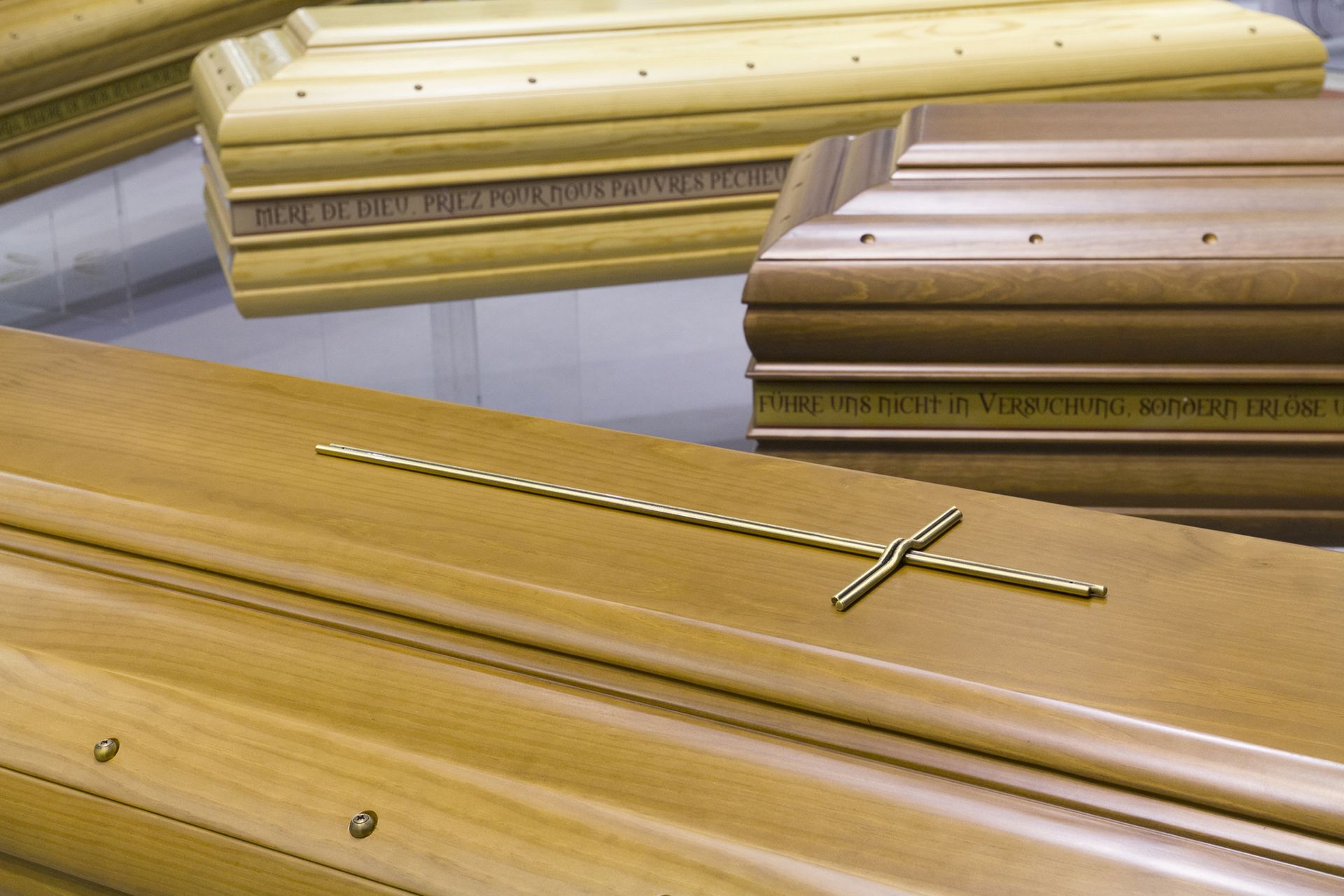 Bare di legno, di varie tonalità di marrone, esposte in un negozio o in uno showroom.