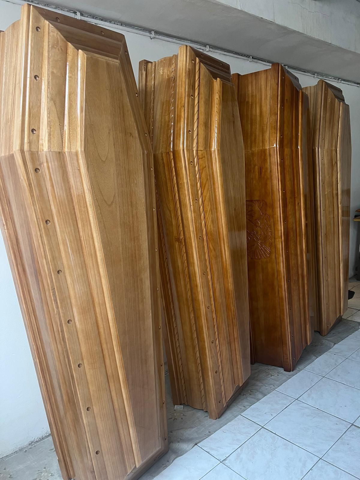 Bare di legno allineate contro una parete in una stanza.