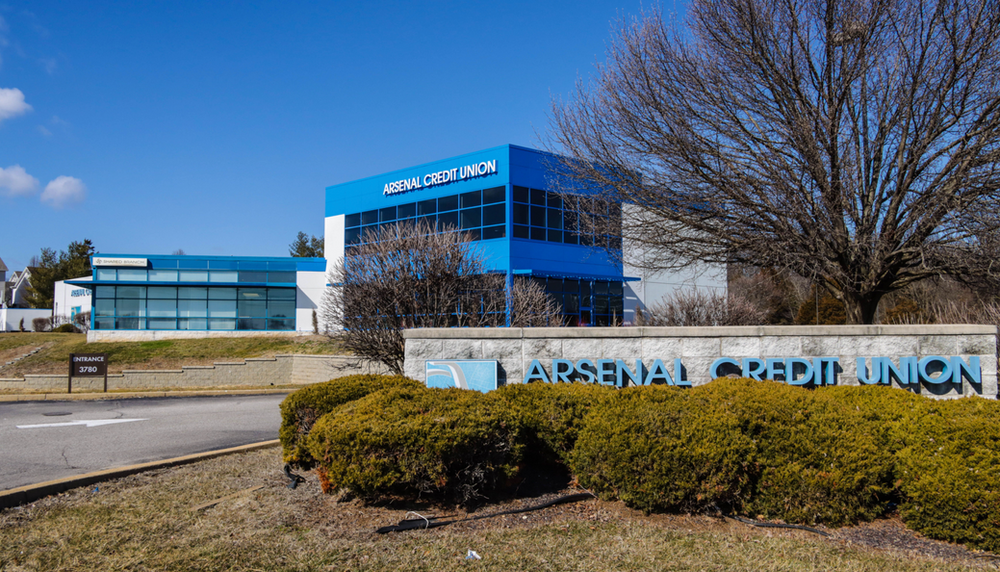 A large building with a sign in front of it that says arsenal credit union