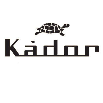 Un logo in bianco e nero per Kador con una tartaruga sopra.