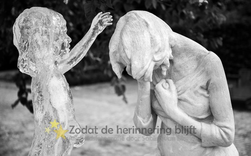 Beeld van een overleden kind dat zijn moeder troost Zodat de herinnering blijft_Afscheidsfotografie door Sabine van Maren_ Uitvaart_fotograaf_beeld_kind_moeder