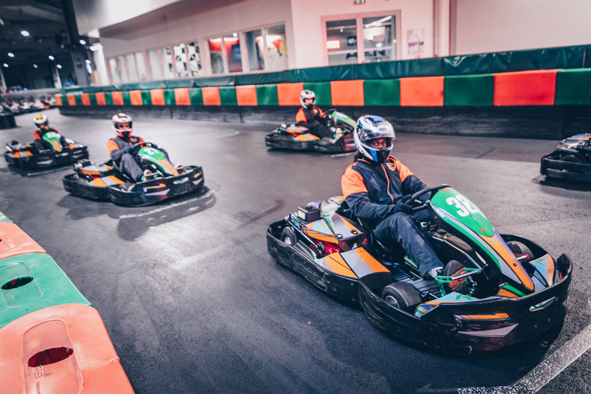 Réunion de famille chez Aerokart Argenteuil - karting, soufflerie, escape game et restauration