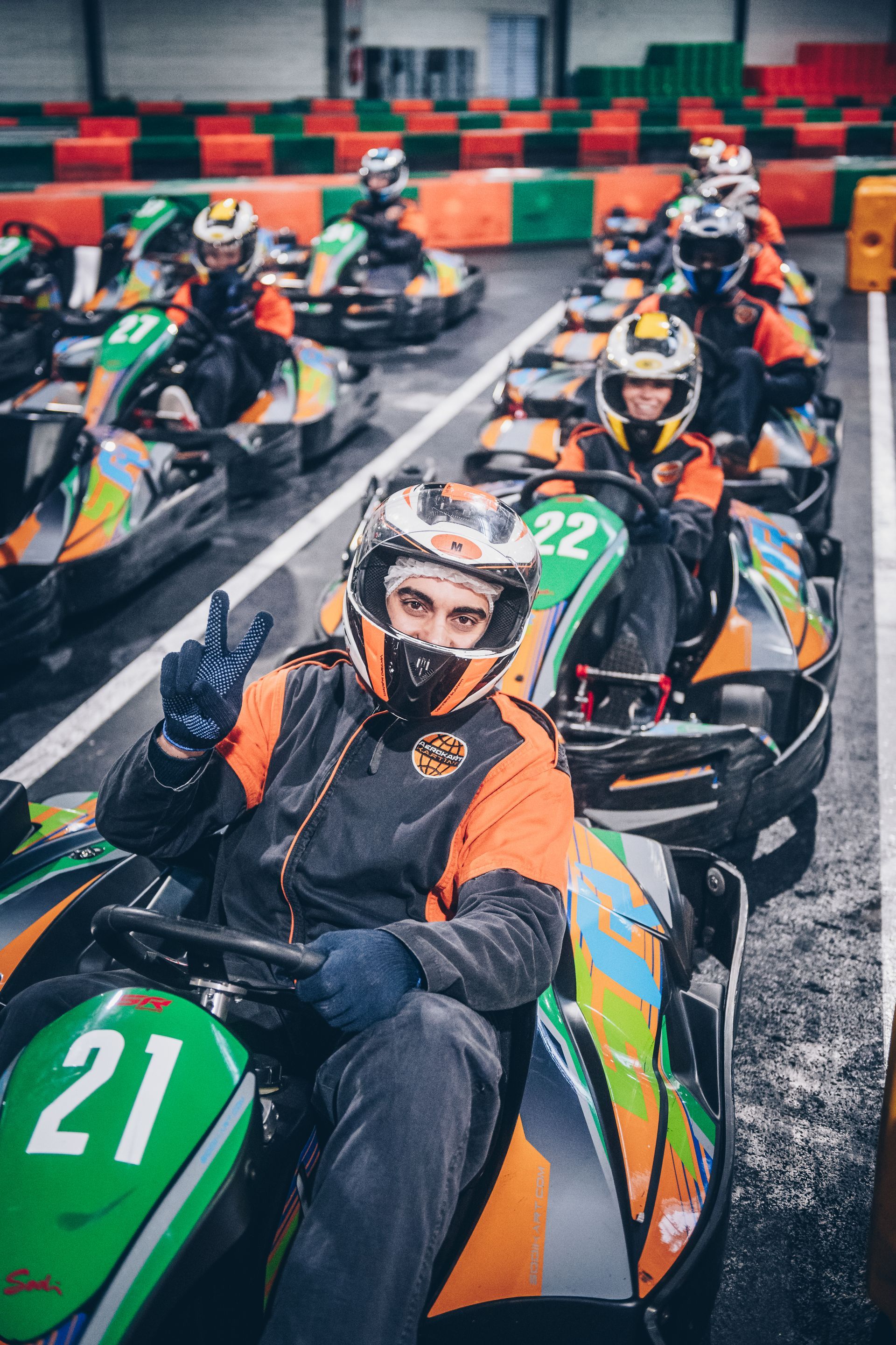 Groupe de participants prêts pour une session de karting en équipe chez Aerokart
