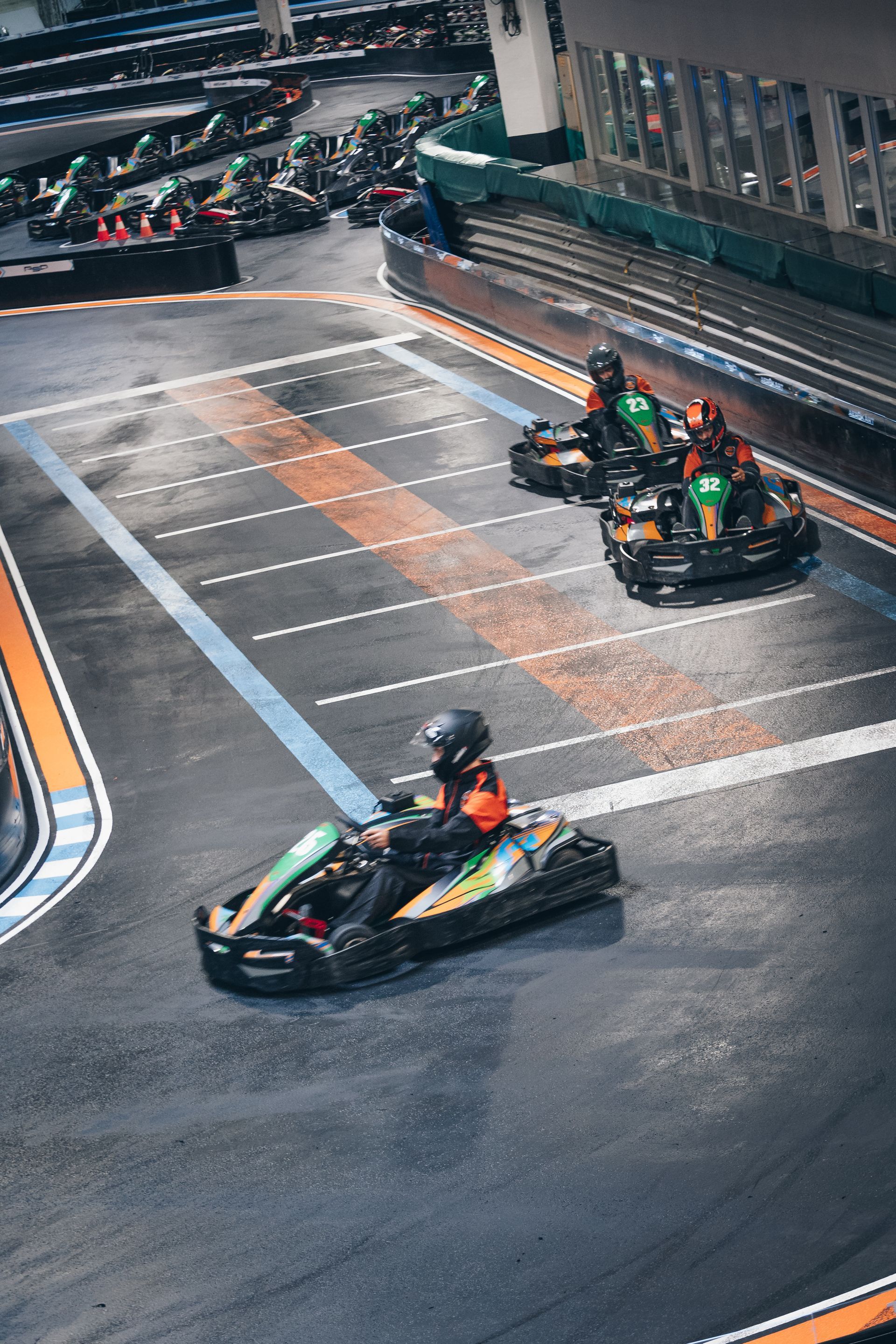 Un groupe de personnes fait du karting sur une piste.