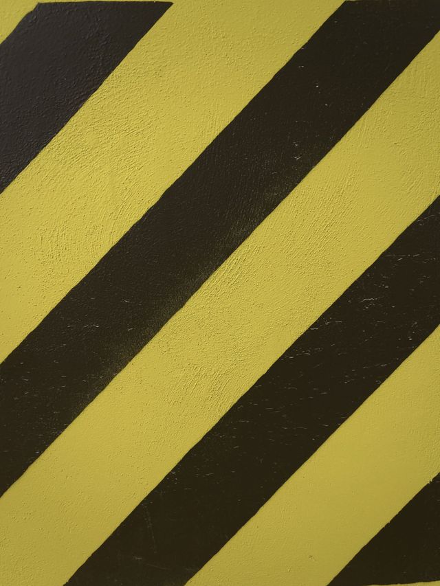 Un fond rayé jaune et noir