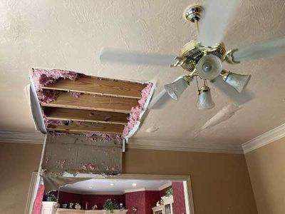 A ceiling fan is hanging from the ceiling of a living room.