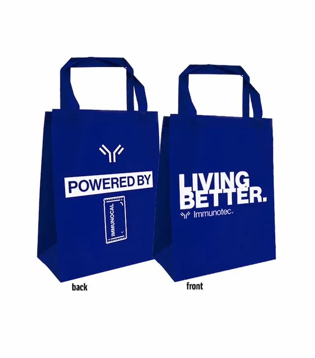 Bolsa de mano azul con texto y logotipos en blanco: