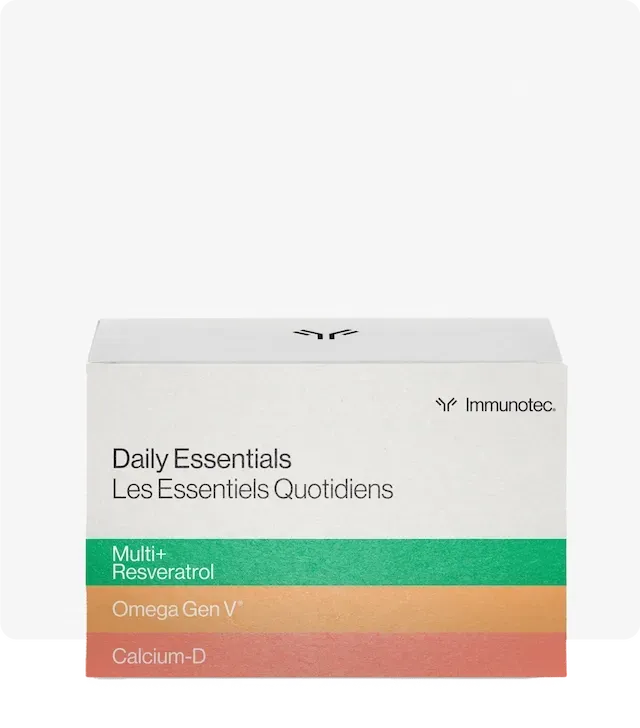 Caja de suplementos Immunotec Daily Essentials, con franjas codificadas por colores para cada tipo de suplemento.