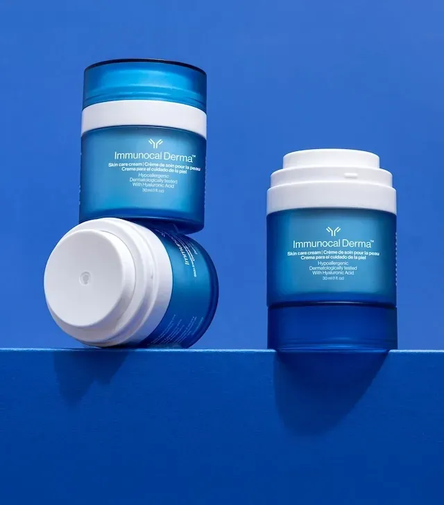 Tarro azul de crema Immunocal Derma con el texto
