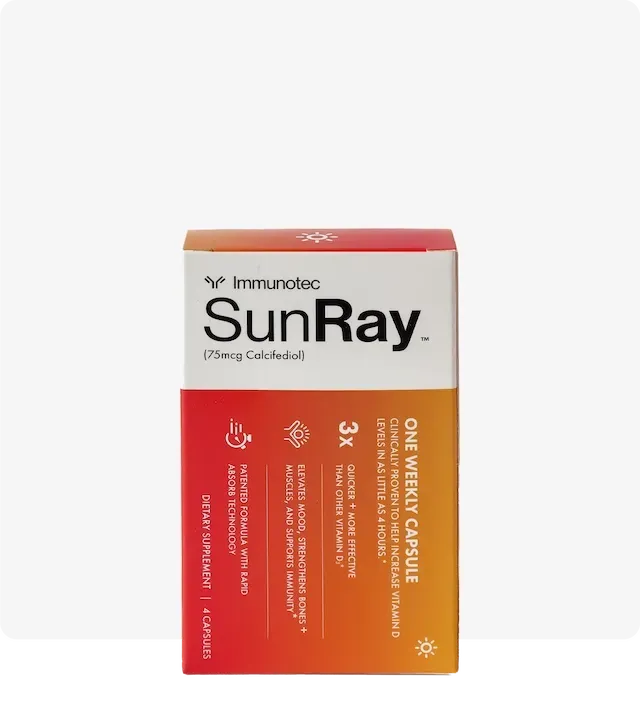 Caja y blíster de suplemento SunRay, cápsulas rojas, con melocotón, limón, corcho y agua sobre superficie blanca.