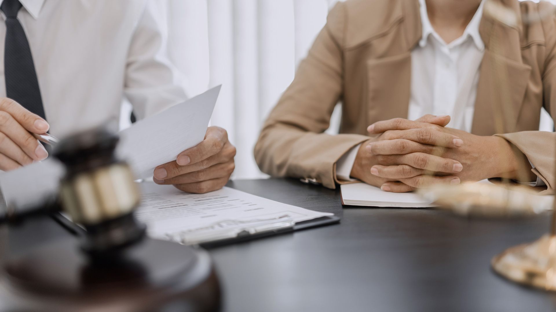 Lawyer and client negotiation in legal judgement consulting.