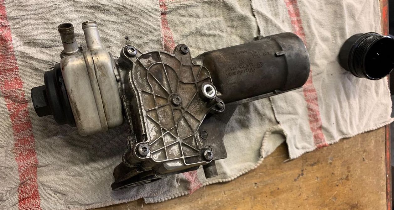 Bild des Ölfilterflansches und dem Ölkühler eines VW Crafter.