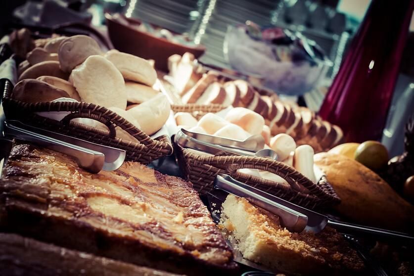 Vitrine de padaria com pães frescos e doces em cestos e bandejas