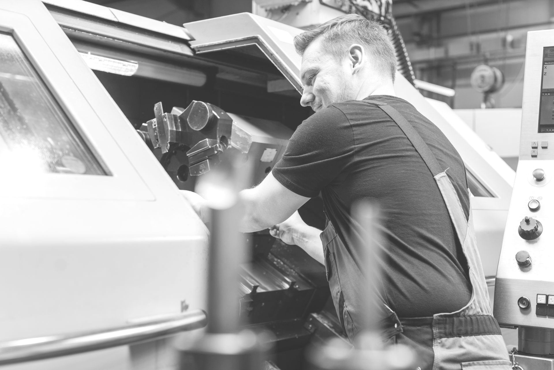 Mann an CNC Maschine