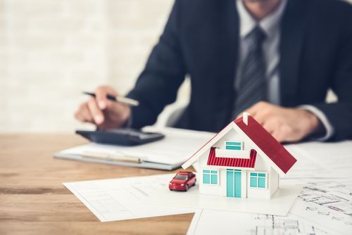 consulente immobiliare seduto a una scrivania