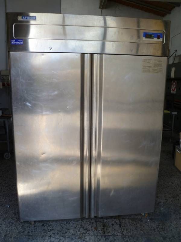 Frigorifero commerciale a doppia porta in acciaio inox.