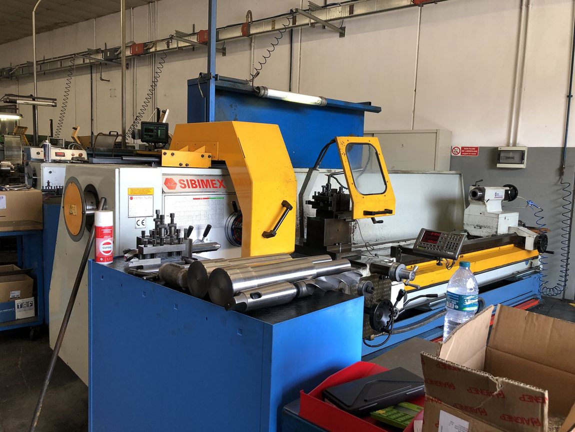 officina di lavorazione metalli e plastiche