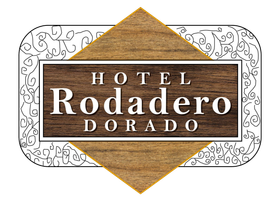 Logotipo del Hotel Rodadero Dorado con un diamante con textura de madera sobre un marco decorativo blanco.