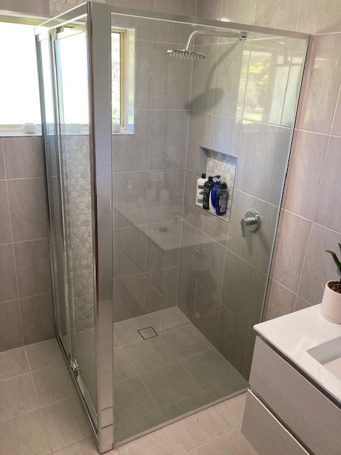 Semi Frameless Pivoting Shower Screen 14 β Patterson Glass Works in Kempsey, NSW