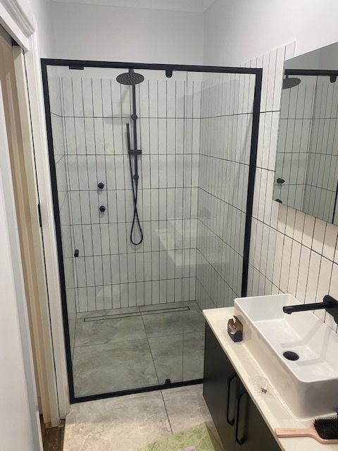 Semi Frameless Pivoting Shower Screen 1 β Patterson Glass Works in Kempsey, NSW