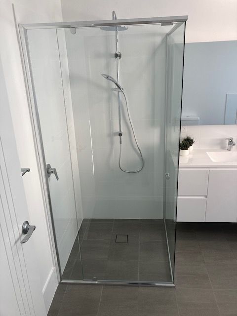 Semi Frameless Pivoting Shower Screen 11 β Patterson Glass Works in Kempsey, NSW