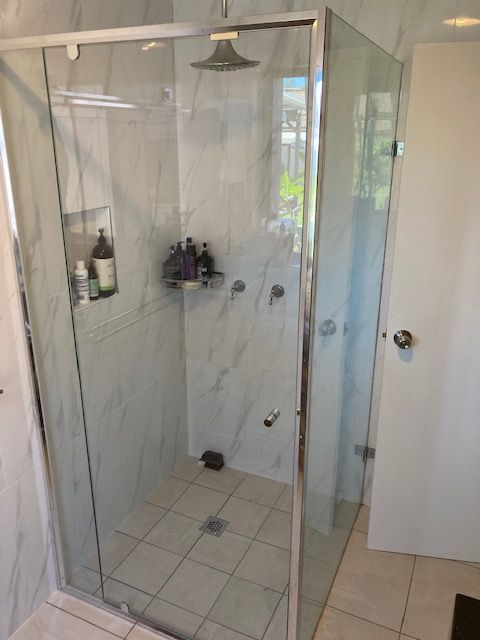 Semi Frameless Pivoting Shower Screen 9 β Patterson Glass Works in Kempsey, NSW