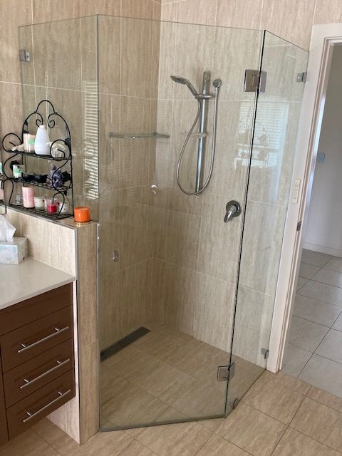 Frameless Shower Screen 2 β Patterson Glass Works in Kempsey, NSW