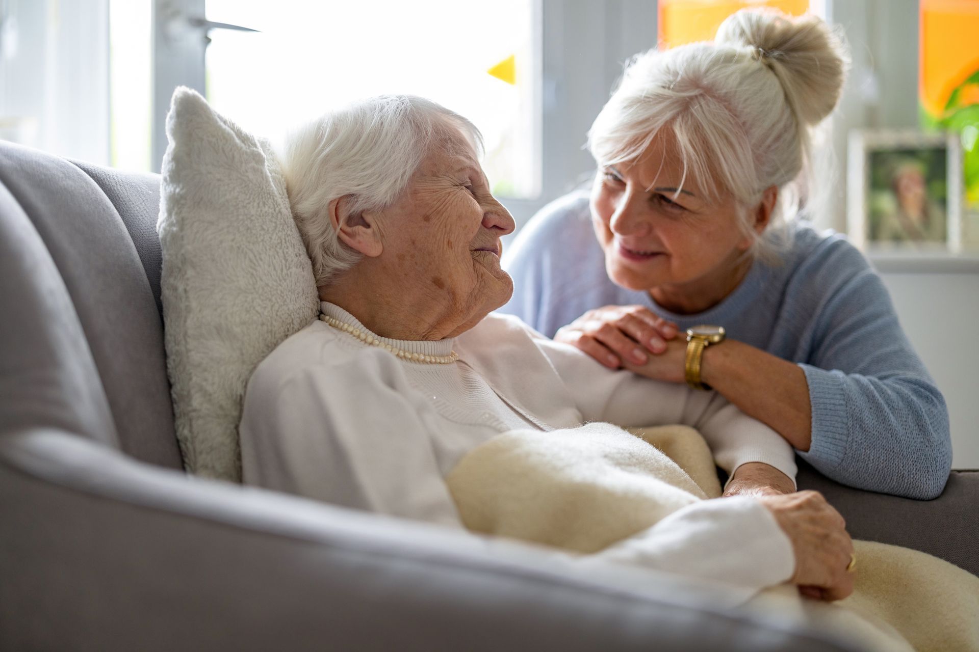 La solitudine di chi assiste: quando il caregiver ha bisogno di supporto