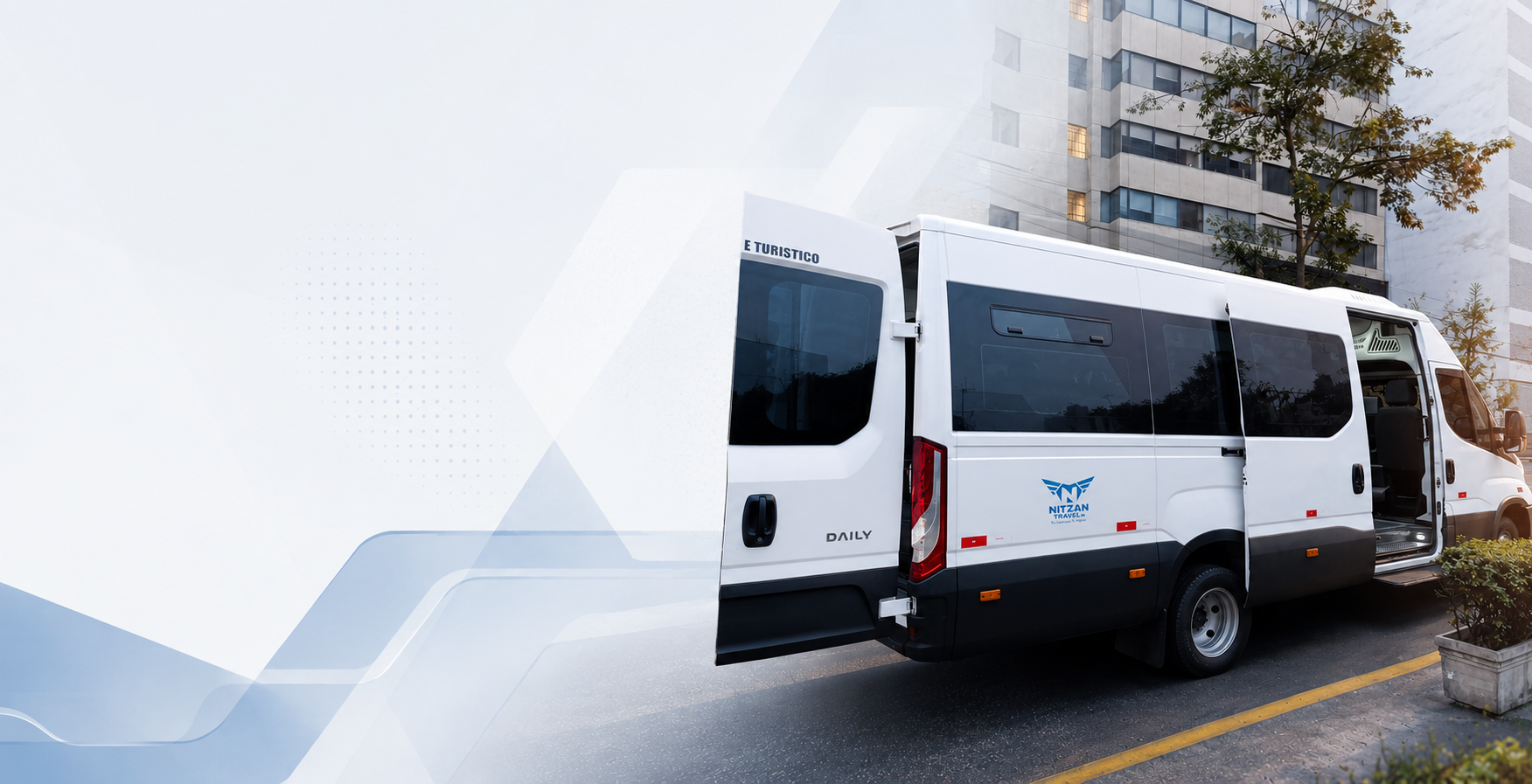 Furgoneta blanca de transporte público estacionada en una calle de la ciudad junto a edificios de apartamentos, con una puerta lateral y una puerta trasera abiertas.