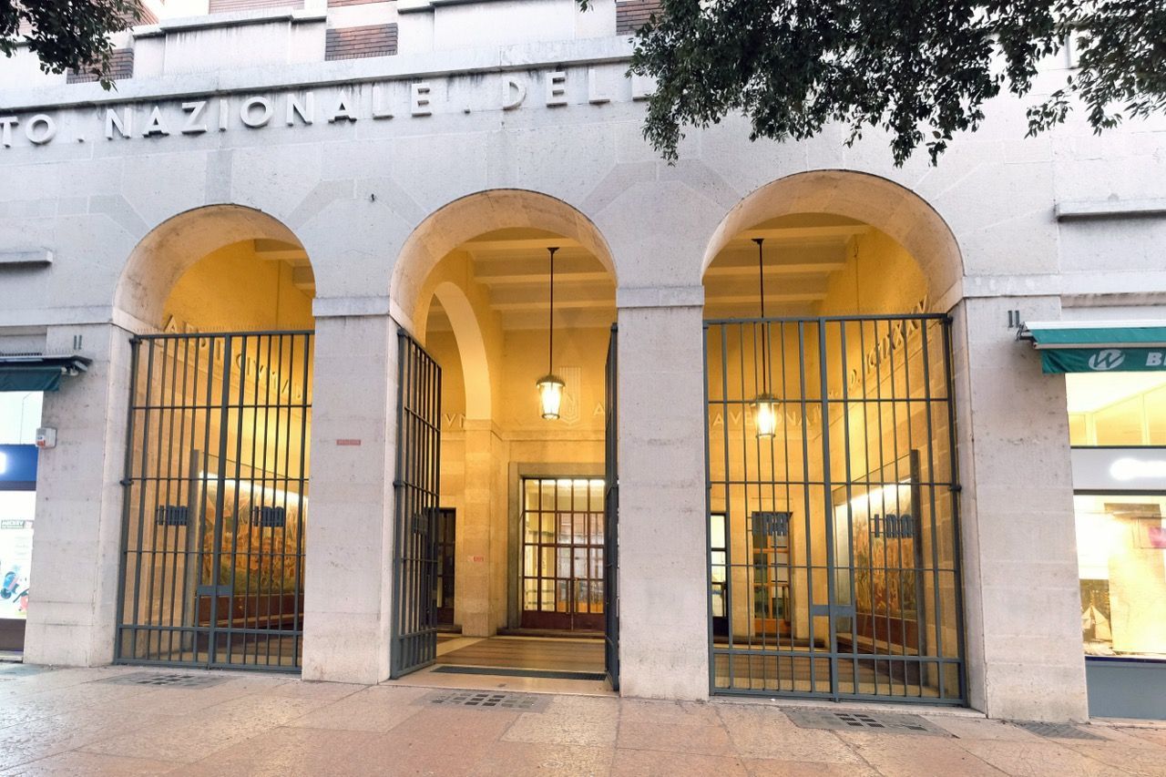 L'ingresso di un edificio con archi e recinzione