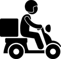 送貨員騎著摩托車運送包裹。
