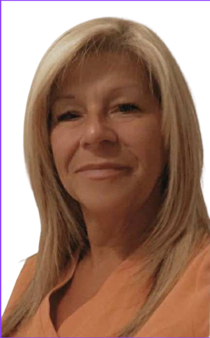 Portrait d'une personne souriante aux cheveux blonds portant un haut orange sur fond uni
