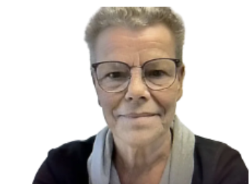Gros plan d'une personne souriante portant des lunettes et une écharpe grise sur fond blanc