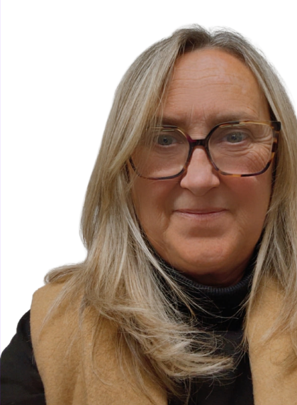 Portrait d'une personne aux longs cheveux blonds et portant des lunettes, un col roulé noir et un manteau beige, sur fond blanc.