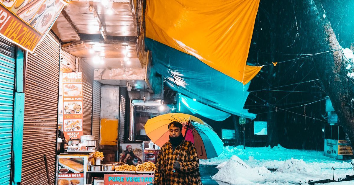 Persona recorriendo un mercado lleno de colores