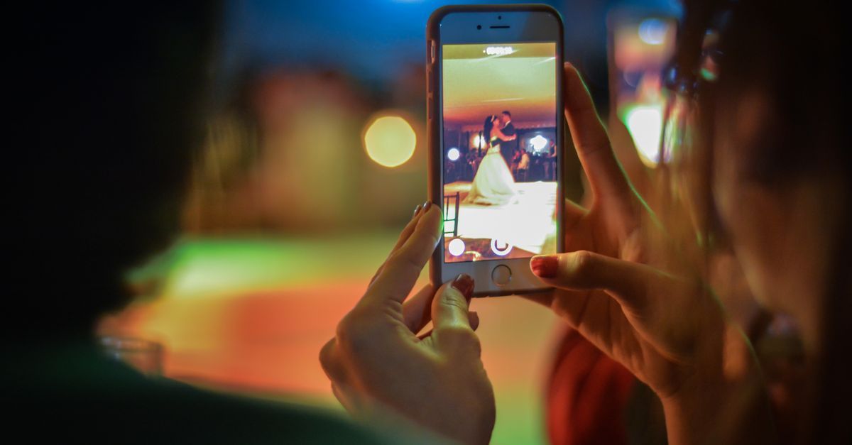 Personas grabando con sus celulares durante un evento