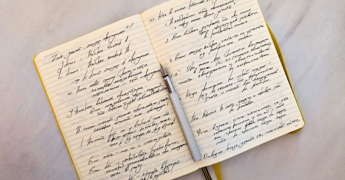 Libreta abierta con notas escritas a mano y una pluma